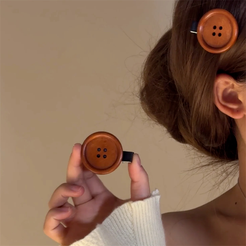 Tech Inspired Accessories - الرجعية براون لطيف زر مشبك شعر
